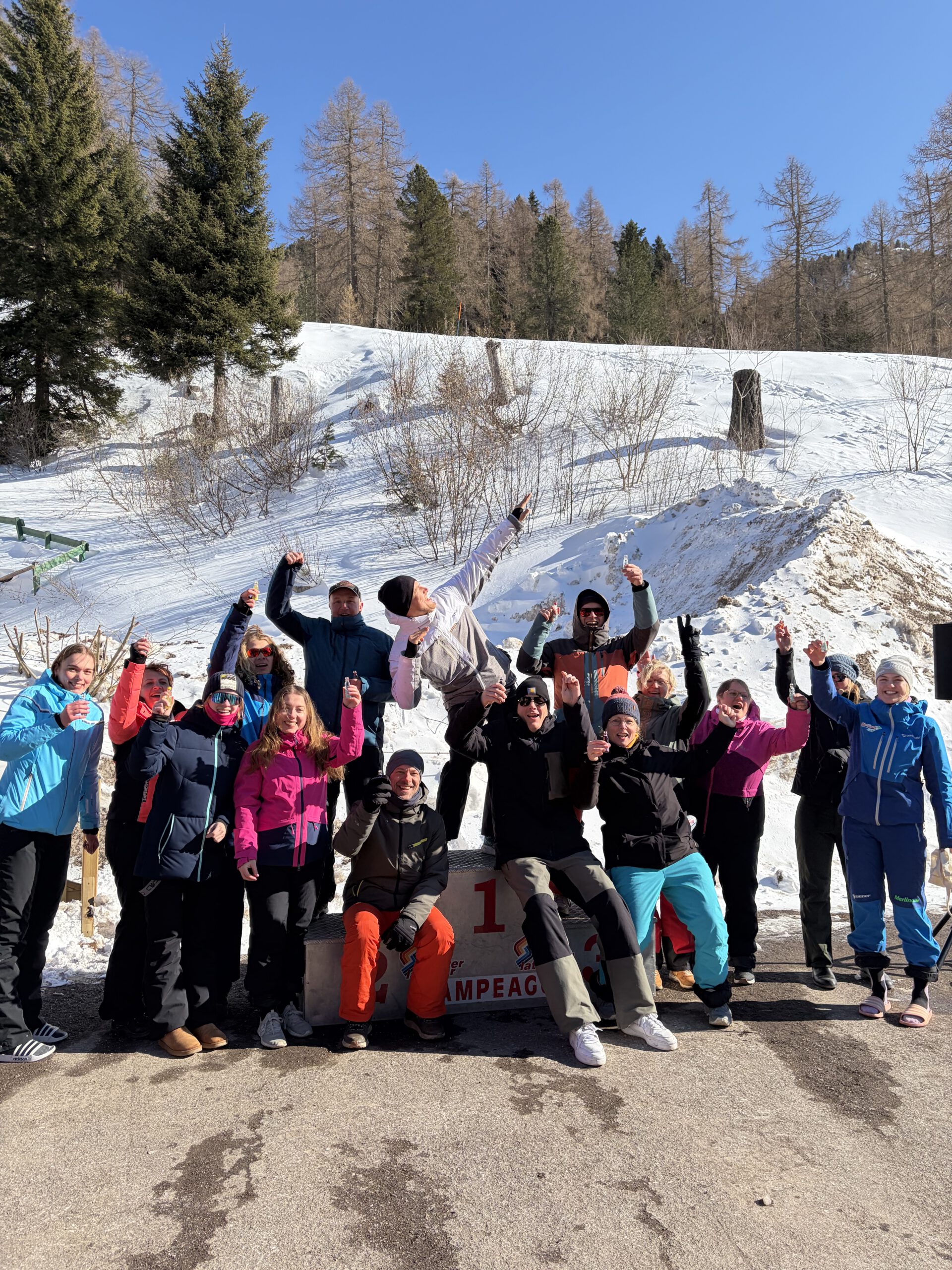 Gruppenbild mit Skifahrern