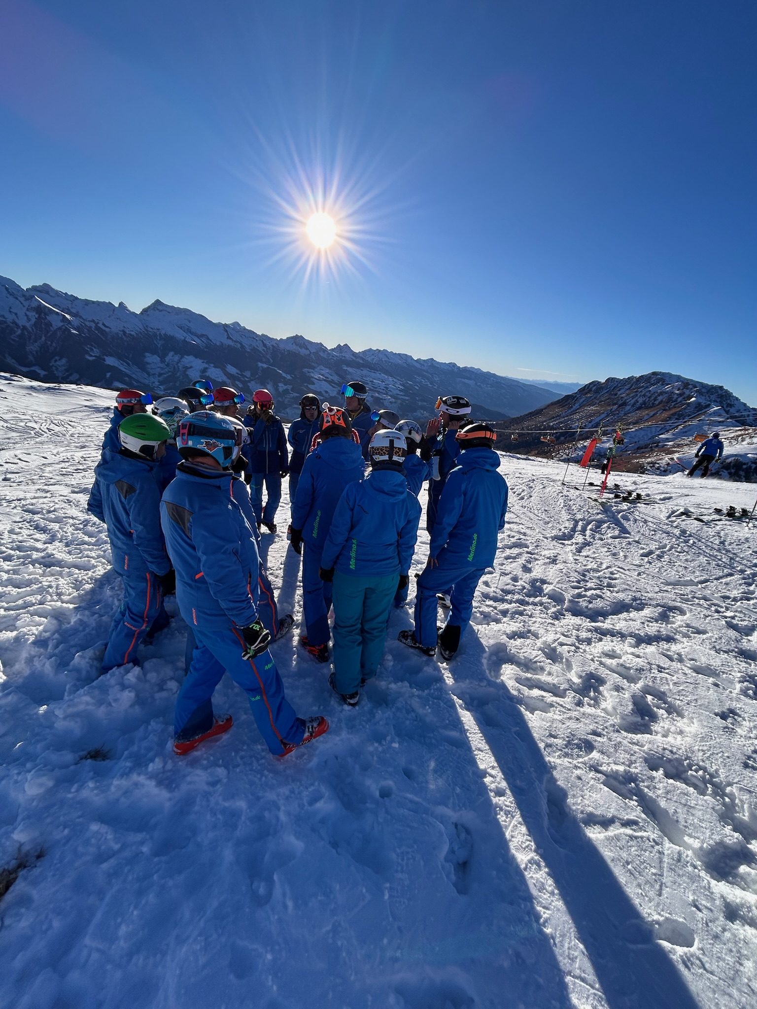 Skigruppe versammelt sich im Schnee
