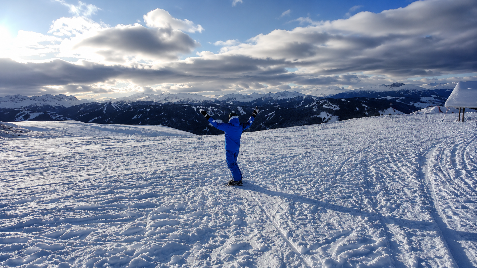Skifahrer in den Bergen genießt die Aussicht (ohne Skier)