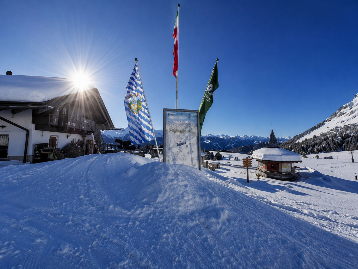 Flaggen und Lageplan im Schnee