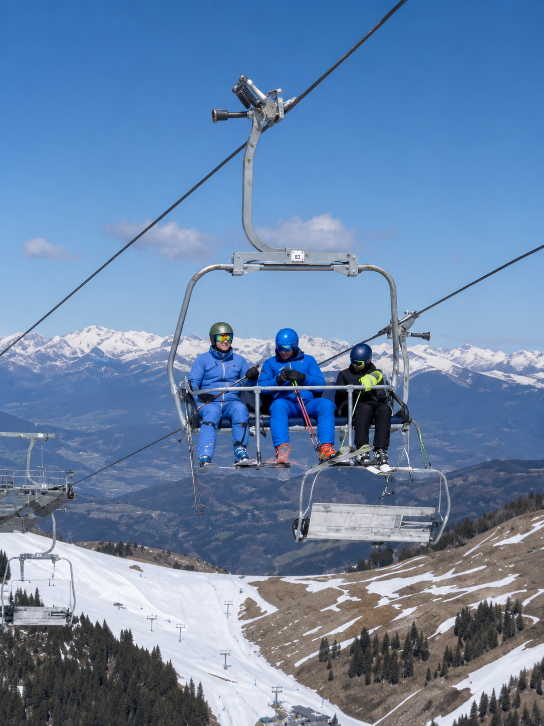KI-modifizierte Ski-Fahrer in der Gondel